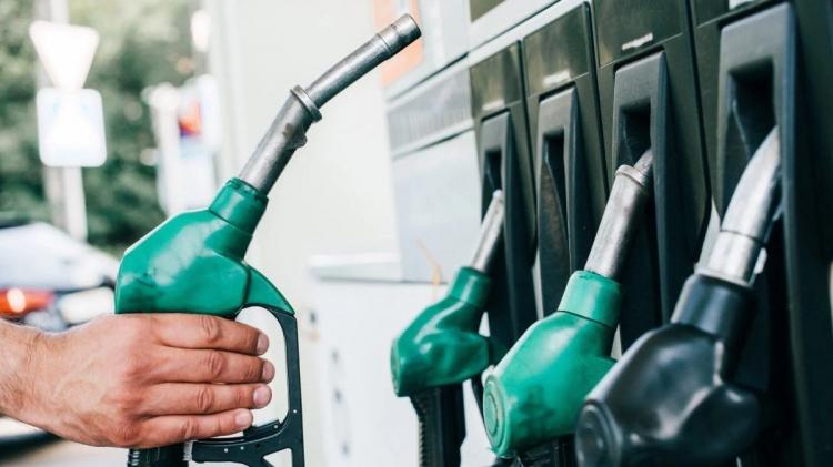 <p>Türkiye'de benzin ve motorin fiyatları hesaplanırken; Gümrüksüz rafineri fiyatına ÖTV ve EPDK payının eklenmesiyle KDV hariç Rafineri satış fiyatı bulunuyor.</p>
<p> </p>