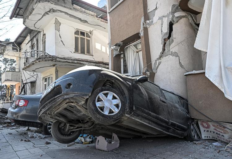 <p>AFAD koordinesinde sahada arama kurtarma çalışmalarının sürdüğü şehirde, alınan tedbirlerle birlikte iş makineleri enkazlarda çalışmalarını sürdürdü.</p>
