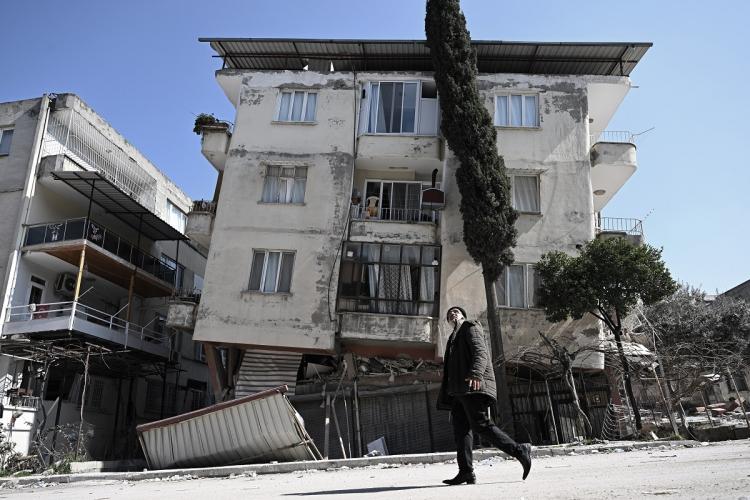 <p>Diğer yandan alınan son bilgilere göre de kentte 5 bin 364 bina depremde yıkılırken, 3 bin 726 bina acil yıktırılacak listesine alındı.</p>
