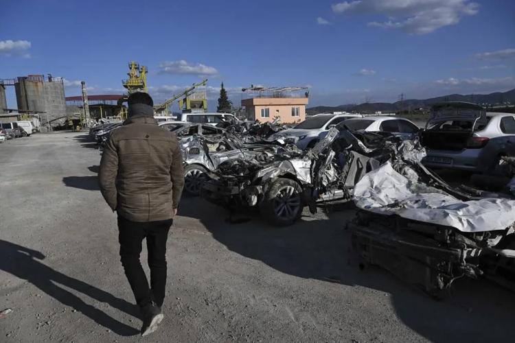 <p>Bazı depremzedelerin elinde sadece satıp, nakit paraya çevirebileceği ağır hasarlı otomobilleri kaldı.</p>
