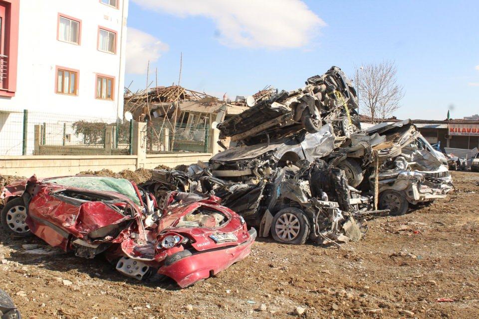 <p>Olası hırsızlığın önlenmesi amacıyla özel çekicilerle araç çekilmesine izin verilmezken, sadece Ankara'dan gelen Türk Polis Teşkilatı’na ait 4 çekiciyle araçlar, otoparka götürülüyor. </p>
