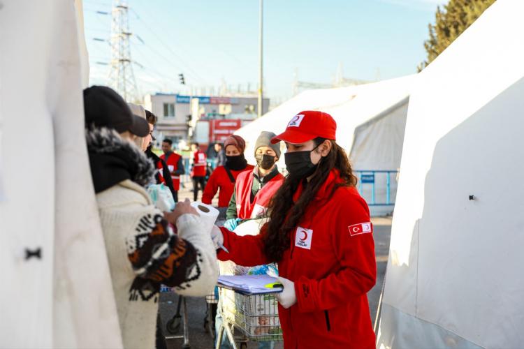 <p>Özellikle kırsal kesimde depremzedelerin birinci basamak sağlık hizmeti alabilmeleri için gönderilen ve 2 hekim, 1 hemşire, 1 psikoloğun bulunduğu mobil sağlık araçlarında, muayene, kan tahlili, röntgen, EKG, solunum fonksiyon testi yapılabiliyor.</p>
