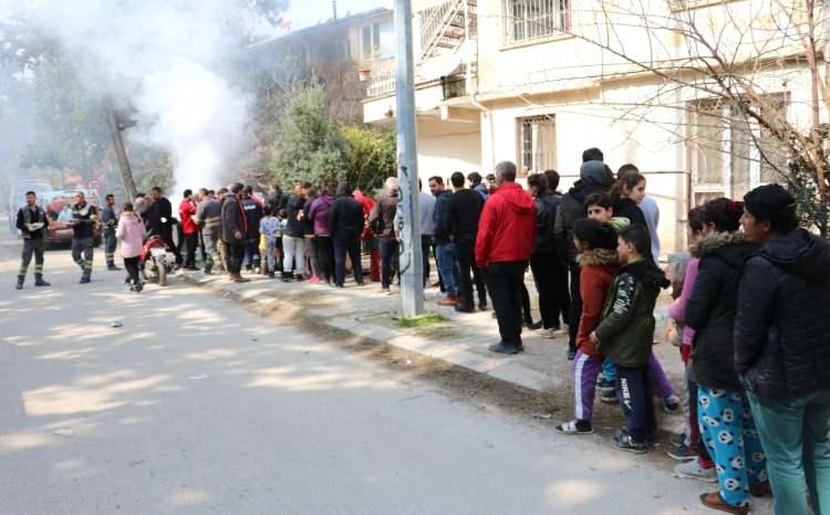 <p>Saatlerdir kuyruk hiç azalmadı. Ben o insanları kuyrukta gördükçe yüreğim parçalanıyor. Belki burada milyonlarca lirası olan insanlar da vardı ama hepsi şu anda kuyrukta. Bugünümüzün yarını yok, kıymetini bilelim. </p>
