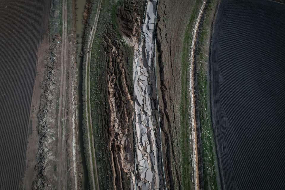 <p>Yanlışlıkla yola giren sürücüler geri dönmek zorunda kaldı. Trafiğe tamamen kapanan yol dron ile havadan görüntülendi.<br />
Yarılan yola giren sürücü İbrahim Aslan, “Gaziantep'ten geliyorum. </p>
