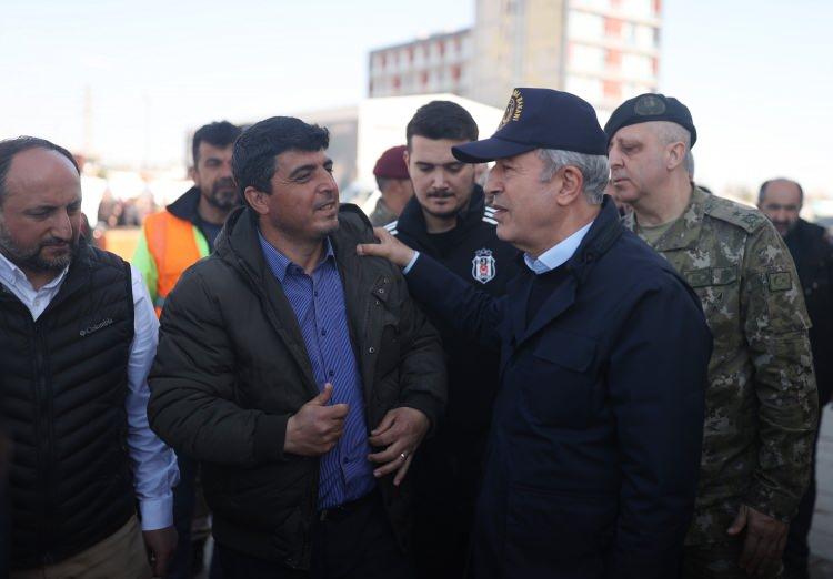 <p>Bazı depremzede çocuklarla masa tenisi de oynayan Bakan Akar, ziyaretiyle çocuklara moral verdi.</p>