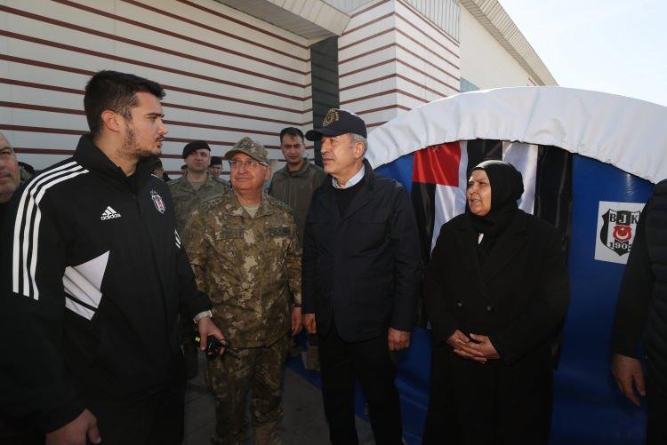 <p>Kahramanmaraş merkezli depremlerin hemen ardından, Genelkurmay Başkanı Orgeneral Yaşar Güler ile Mehmetçiğin nöbet, devriye, arama kurtarma, yaşam destek faaliyetlerini yerinde takip eden Milli Savunma Bakanı Hulusi Akar'ın, deprem bölgesindeki incelemeleri sürüyor.</p>