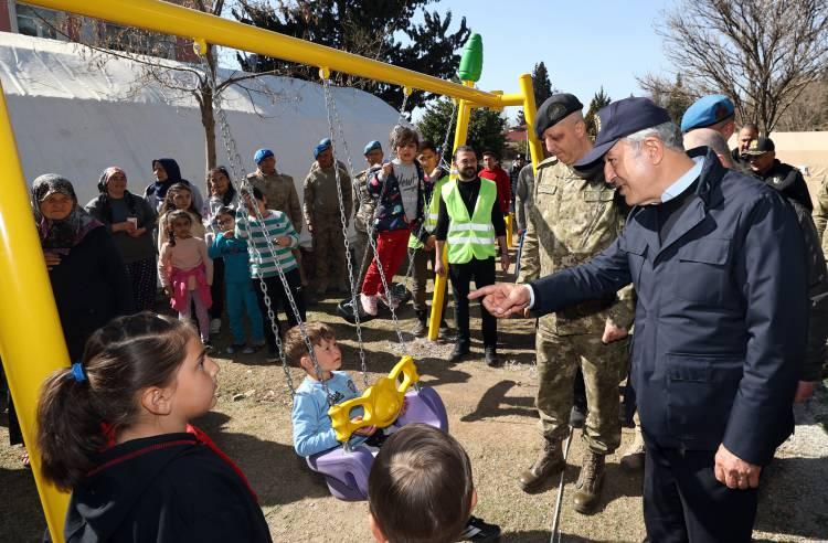 <p>Milli Eğitim Bakanlığı tarafından kurulan temel eğitim destek çadırları ile psikososyal destek çadırlarında incelemelerde bulunan ve faaliyetlere ilişkin bilgi alan Akar, buralardaki çocuklarla yakından ilgilendi.</p>

