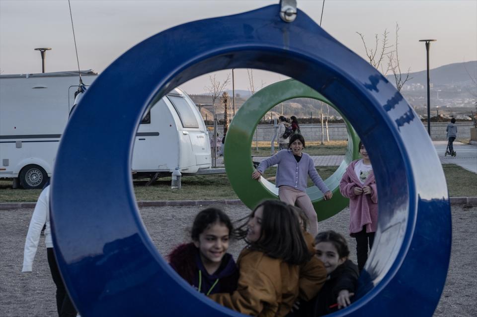 <p>Evlerinden sağ salim çıktıklarına şükrettiklerini belirten Kandeğer, daha sonra güvenli alanlara gitmeye çalıştıklarını ve Lagün Hobi Evleri'ne sığındıklarını dile getirdi.</p>

<p> </p>
