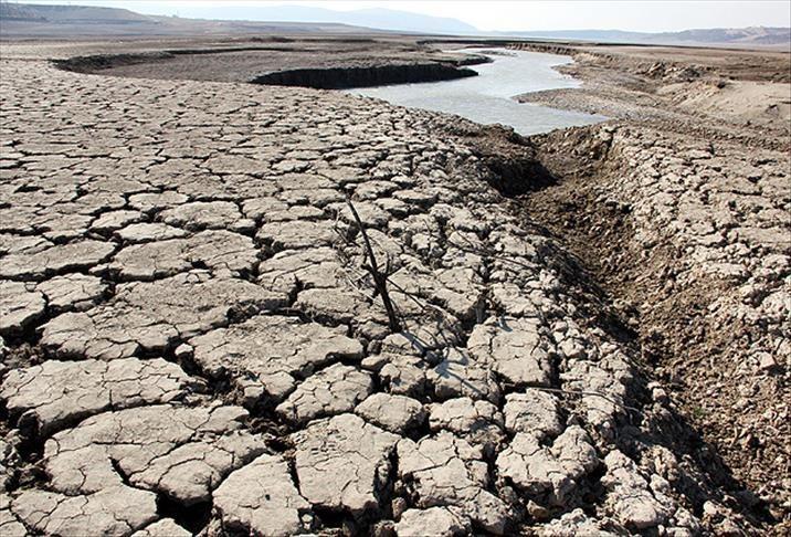 <p>Meteoroloji Genel Müdürlüğü tarafından yayımlanan 3 aylık kuraklık haritasında Eskişehir’in büyük bölümünün 'çok şiddetli kuraklık' tehlikesi altında olması dikkat çekti.</p>
