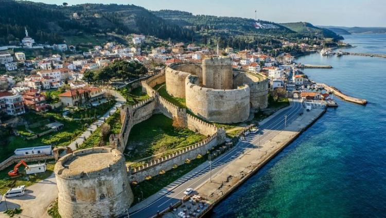 <p>Yağışların olmaması ve barajların doluluk oranının yükselmemesi sebebiyle oluşabilecek kuraklık nedeniyle tarımsal sulama alanlarında su krizi yaşanabilir. Çanakkale Ziraat Odası Başkanı Ufuk Ünver, bazı ürünlerin üretilmesi konusunda kısıtlamaya gidileceğini kaydetti.</p>