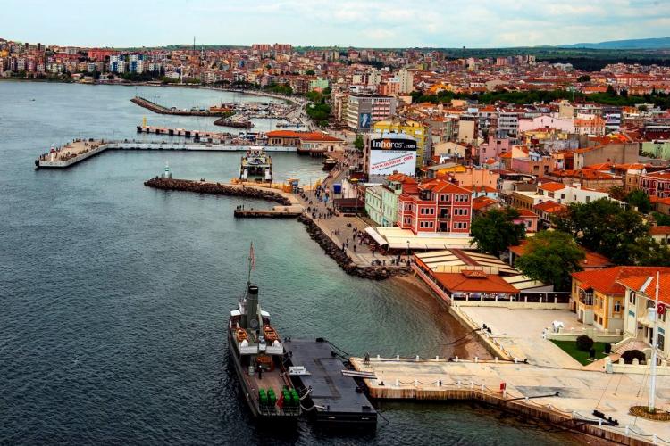 <p>Çanakkale merkezin içme ve kullanma suyu ihtiyacını karşılayan 54 milyon 115 bin metreküp su kapasitesine sahip Atikhisar Barajı'ndaki su miktarı 23,5 milyon metreküp, 39 milyon 61 bin metreküp su kapasitesine sahip Ayvacık Barajı'ndaki su miktarı 21 milyon 289 bin metreküp, 136 milyon metreküp su kapasitesine sahip Bakacak Barajı’ndaki su miktarı 17 milyon 236 bin metreküp, 18 milyon 450 bin metreküp su kapasitesine sahip Bayramdere Barajı’ndaki su miktarı 13 milyon 600 bin metreküp, 96 milyon 569 bin metreküp su kapasitesine sahip Bayramiç Barajı’ndaki su miktarı 40 milyon 653 bin metreküp, 12 milyon 282 bin metreküp su kapasitesine sahip Zeytinliköy Barajı’ndaki su miktarı 8 milyon 993 bin metreküp, 88 milyon metreküp su kapasitesine sahip Taşoluk Barajı’ndaki su miktarı 19 milyon 442 bin metreküp, 4 milyon 126 bin metreküp su kapasitesin sahip Tayfur Barajı’ndaki su miktarı 1 milyon 577 bin metreküp ve 52 milyon 727 bin metreküp su kapasitesine sahip Umurbey Barajı’ndaki su miktarı ise 26 milyon 937 bin metreküp su seviyesinde kaldı.</p>

<p> </p>
