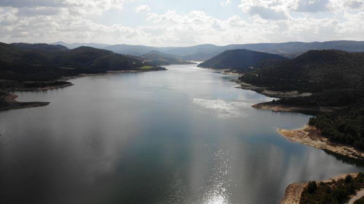 <p>Çanakkale'nin içme ve kullanma suyu ihtiyacını karşılayan 54 milyon 115 bin metreküp kapasiteli Atikhisar Barajı'nda su seviyesi 23.5 milyon metreküpte kaldı. Yağış olmaması ve kuraklığın devam etmesi halinde içme ve kullanma suyunu karşılayan Atikhisar Barajında tarımsal alanda sulamalarda bir takım kısıtlamalar yaşanabilir.</p>

<p> </p>
