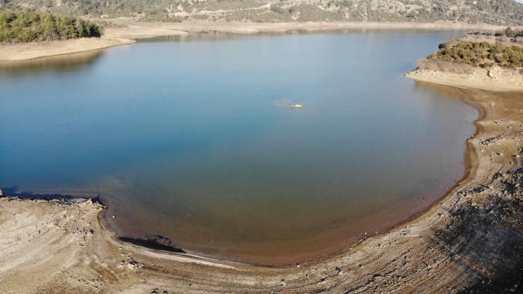 <p>Çanakkale ve ilçelerinde kısa bir süre önce kar yağışı olduğunu da hatırlatan Başkan Yardımcısı İrfan Mutluay, “Bu kar yağışı Atikhisar Baraj havzasına da düştü. Bu kar yağışıyla birlikte su seviyesinde hafif bir yükselme oldu. Ancak halihazırda da bir su tüketimi var. </p>
<p> </p>