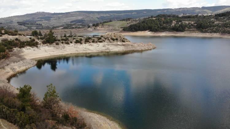 <p>Artık kış aylarının sonuna geldik. Maalesef istediğimiz gibi kış yağışlarını alamadık. İlkbahar’da yağış bekliyoruz. Yağış almamız halinde kuraklık riski özellikle tarımsal açıdan devam edecektir. Ama kentin su ihtiyacının bu yıl karşılanması yönünde bir risk görmüyoruz. Özellikle Atikhisar barajı yalnızca kentin su ihtiyacını karşılamıyor. </p>
<p> </p>