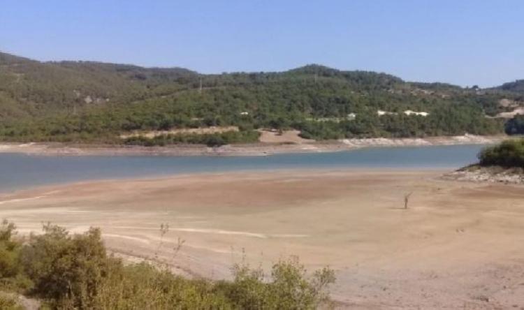 <p> İçme suyu ihtiyacımızı karşıladığı için şuanda 23 milyon metreküp su seviyesinden aşağılara düştüğü zaman tarımsal maksatlı su kullanımına izin verilmiyor. Çünkü ilk önce insanın su ihtiyacı gerekli, eğer bu seviye de devam edecek olursa, Atikhisar barajı için söylüyorum, maalesef tarımsal alanda üretime izin verilmeyecek ve bazı tedbirlerde alınmak zorunda kalınacak” dedi.</p>

<p> </p>
