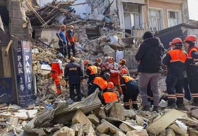 <p><span style="color:#000000"><strong>Kahramanmaraş ve 10 ilde büyük yıkımlara neden olan 7.7 ve 7.6 şiddetindeki depremler tüm Türkiye'yi yasa boğdu. Çok sayıda can kaybının yaşandığı bölgede depremzedeler için harekete geçen vatandaşlar dört bir yandan yardım çalışmalarını sürdürüyor.</strong></span></p>
