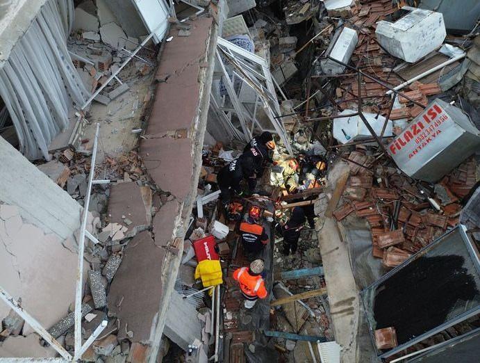 <p><span style="color:#000000"><strong>Binlerce konutun yıkıldığı depremlerin ardından bir acı haber de Hatay'dan geldi. Hatay'ın Defne ve Samandağ'ı ilçelerinde meydana gelen 6.4 ve 5.8 büyüklüğündeki depremler ikinci kez büyük bir panik ve korkuya neden oldu.</strong></span></p>
