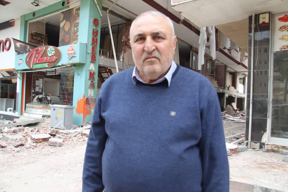 <p>İslahiye ilçesindeki 6 katlı Polat Apartmanı'nın 3. katında oturan Burhan Polat, Kahramanmaraş merkezli meydana gelen deprem ile uyandı. Çocuklarının güvende olduğunu öğrenen Polat, binada bulunanların yardımına koştu. Yıkılan vestiyerlerin düşmesi nedeniyle açılmayan kapıları tekmeleyerek kıran Burhan Polat, dairelerde oturan yaklaşık 60 kişiyi sağ salim tahliye etmeyi başardı. </p>