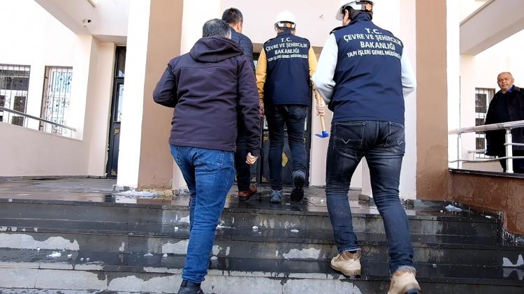 <p>Arıkan, Bingöl'de yapıların risk analizleriyle yıkılması gereken ya da yıkılabilecek alanların tespit edilmesi gerektiğini belirterek, "Bu depremden sonra gerçekten büyük bir ders çıkarmamız lazım. Yeni tedbirler almamız gerekiyor. Son zamanlarda ilimizde depremle ilgili çok ciddi uyarılar yapılmaktadır. Özellikle deprem uzmanları ve akademisyenlerin Bingöl ve çevresinde bir deprem ihtimalini gündeme getirmeleri üzerine bizim de kurumlar ve vatandaş olarak yapmamız gereken çalışmalar var. Özellikle kurumlarımız noktasında eski yapı stokumuzun incelenmesi, özellikle riskli olan yapıların hem envanterinin çıkarılması hem de bu anlamda Çevre, Şehircilik ve İklim Değişikliği İl Müdürlüğümüz ve yapı denetim firmalarıyla birlikte bu riskli yapıların risk analizlerini yaparak, yıkılması gereken ya da yıkılabilecek bütün alanları tespit etmemiz gerekiyor. Gerek merkezde gerekse kırsalda çalışmalarımızı başlattık. İnşallah yakın zamanda bu analizleri, bu tespitleri yapıp vatandaşımızın da nasıl hareket edeceği konusunda bir yönlendirme ve bilgilendirmemiz olacaktır. Bundan sonrası için riskli olan binaların yıkılması ve bununla ilgili yapılacak çalışmalar, özellikle bakanlığımızın nasıl bir destek vereceği ve bu konuda nasıl bir yönlendirme yapacağıyla ilgili çok önemli çalışmalar başlatacağız. Deprem öncesi ve deprem sonrası bir eylem planlama hazırlığımız var. Özellikle bu konuda ilgili kurumlarla yeni yol haritası belirleyeceğiz. Arama kurtarma ekiplerinin sahada çok daha donanımlı hale gelmesi ve sayı olarak artışın gösterilmesi, bununla birlikte deprem anı ve sonrasında, hem sevk hem koordinasyonun yapılması hem de özellikle barınmayla ve konteyner kentlerin kurulmasıyla ilgili geniş çaplı çalışma başlattık. Vatandaşlarımız bu konuda belediyemize ve ilgili kurumlara güvensinler. İnşallah en iyi yardımlaşma ve dayanışma örneğini de burada sergileyeceğiz. Olası bir depreme çok daha hazırlıklı olarak, öncesi ve sonrasına hazır Bingöl'ü inşallah tam hazır hale getireceğiz" diye konuştu.</p>
