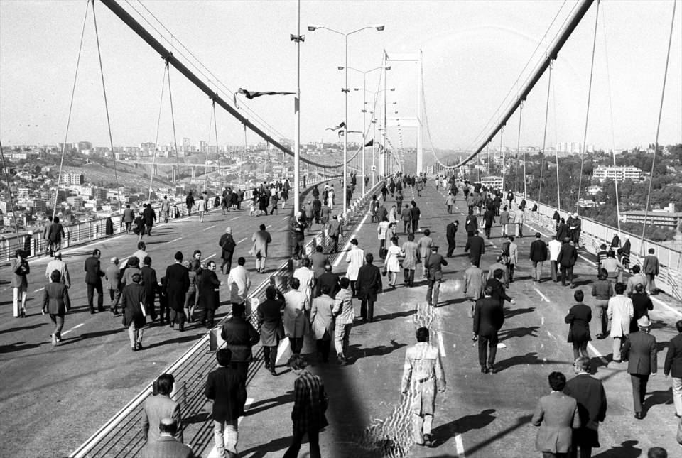 <p>Fotoğrafta, 30 Ekim 1973'te köprünün açılışında çekilen bir enstatane yer alıyor. </p>
