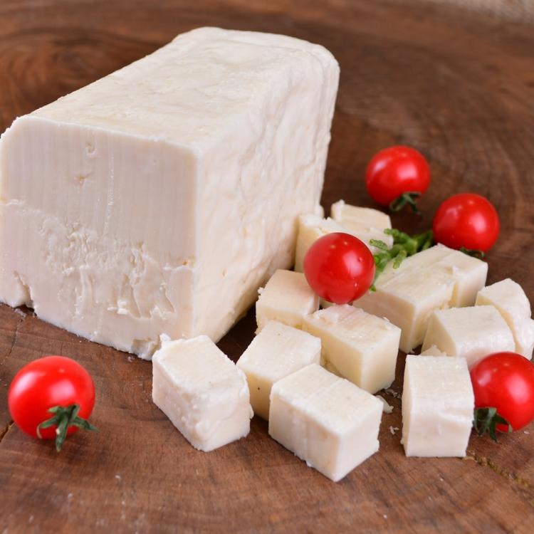 <p><span style="color:#000080"><strong>"Ezine peyniri şirden mayayla yapılan en sağlıklı beyaz peynirdir. Ezine peyniri tam yağlı, tam kaya tuzuyla yapılan ve de 6 ay mayalanması doğal olan en sağlıklı peynirdir. İstediğiniz kadar yiyebilirsiniz. Ben avu&ccedil; i&ccedil;i kadar diyorum. Ni&ccedil;in avucunuz i&ccedil;i kadar diyorum? &Ccedil;&uuml;nk&uuml; kibrit kutusuna savaş a&ccedil;mış insanım. Kibrit kutusu kadar peynir yiyin demekten T&uuml;rkiye'yi, T&uuml;rk insanını besinsiz bıraktılar."</strong></span></p>
