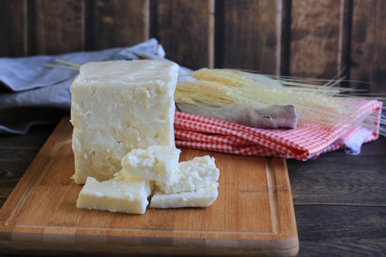 <p><span style="color:#2F4F4F"><strong>"En sağlıklı protein, en sağlıklı yağ ve en sağlıklı kalsiyum kaynağıdır. Peynir yiyen bir &uuml;lkede, peynirle beslenen kişilerde osteoporoz (kemik erimesi) olmaz.&nbsp;</strong></span></p>
