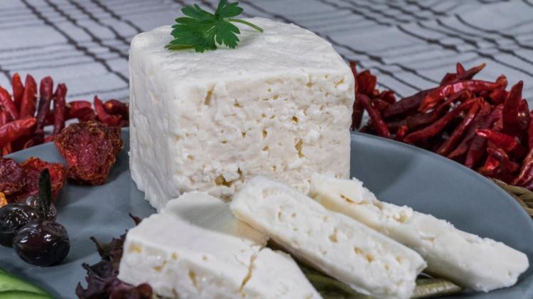 <p><span style="color:#800000"><strong>- Ezine peyniri, i&ccedil;eriğinde y&uuml;ksek oranda bulunan protein miktarı sayesinde v&uuml;cudun protein ihtiyacını kusursuz bir şekilde karşılamaktadır.</strong></span></p>

<p><span style="color:#000000"><strong>- V&uuml;cuda doğal olarak enerji sağlamaktadır.</strong></span></p>

<p><span style="color:#000000"><strong>- Ezine peyniri, aminoasit kaynağı olması sebebiyle zek&acirc; gelişiminde rol oynar.</strong></span></p>

<p>&nbsp;</p>
