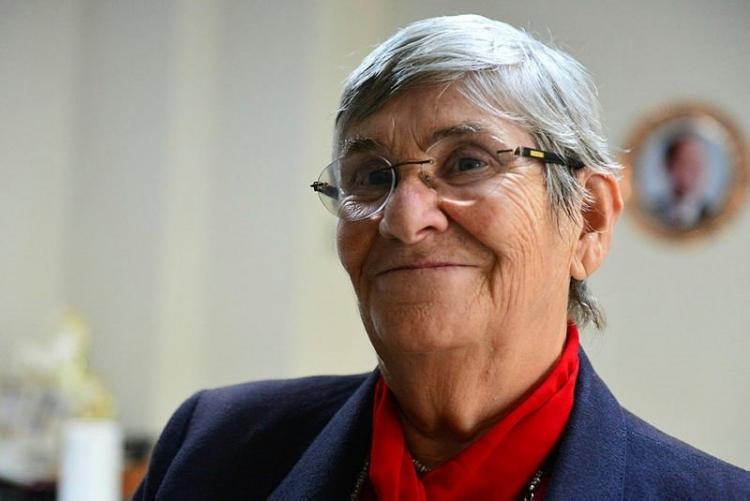 <p><span style="color:#800000"><strong>T&uuml;rkiye'de sende osteoporoz var diye senelerce hanımlara hormonlar, ila&ccedil;lar verildi. İşte efendim bu peynir hepsinin yerine ge&ccedil;er. Hanımlar beyler, osteoporozu &ouml;nlemek i&ccedil;in bol bol yiyin diyorum. Osteoporoz, kemik erimesidir. Kemik erimesi, diz ağrıları ve eklem ağrılarını &ouml;nlemek i&ccedil;in bol bol peynir yiyerek &ouml;nlemiş olursunuz." ifadelerini kullandı.</strong></span></p>
