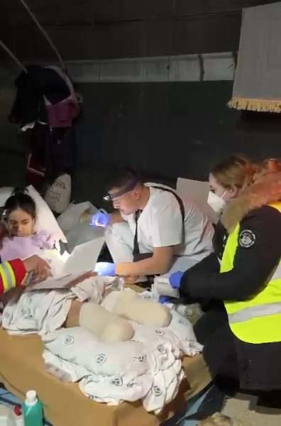 <p>Baba Vecih ile kızı İnci Aşit enkaz altında kaldı. Arama kurtarma çalışmasının 3'üncü günü İnci Aşit yaralı olarak enkazdan çıkartıldı. Sahra hastanesinde yapılan ilk müdahalenin ardından Adana'daki Çukurova Üniversitesi Tıp Fakültesi Balcalı Hastanesi'ne sevk edilen İnci Aşit'in iki bacağı da diz altından kesildi.</p>