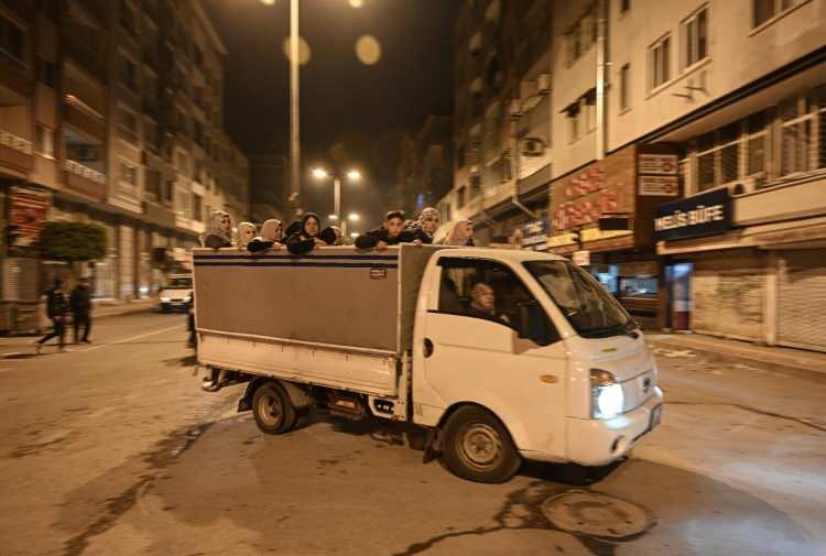 <p>Depremlerin ardından Hatay'ın İskenderun ilçesinde sokakta bulunan vatandaşlar güvenli alanlara hareket etti.</p>
