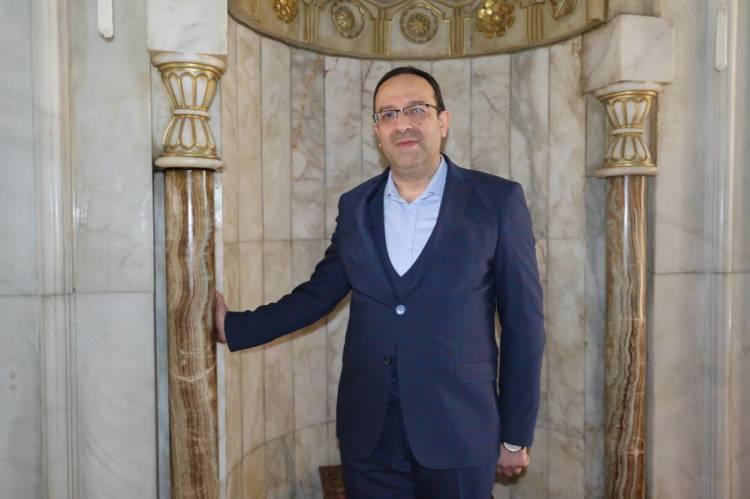 <p>Elazığ'ın tarihi İzzet Paşa Camiinde bulunan denge sütunları, 3 büyük depremde de kusursuz döndü.</p>
