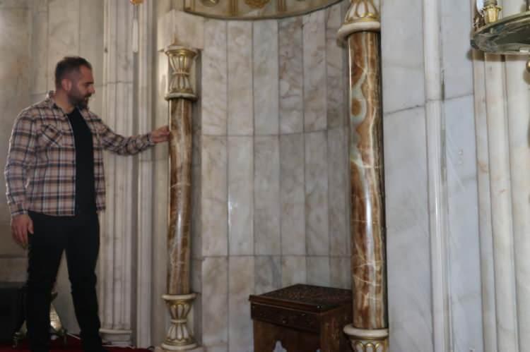 <p>Elazığ'da 1866 yılında dönemin valisi Hacı Ahmet İzzet Paşa tarafından yaptırılan İzzet Paşa Camii, bir asır hizmet verdikten sonra çökmek üzere olduğu için 1967 yılında yıktırıldı. Yeniden yapımına başlanan cami, 1972 yılında bitirilerek günümüzdeki halini aldı ve yeniden ibadete açıldı.</p>
