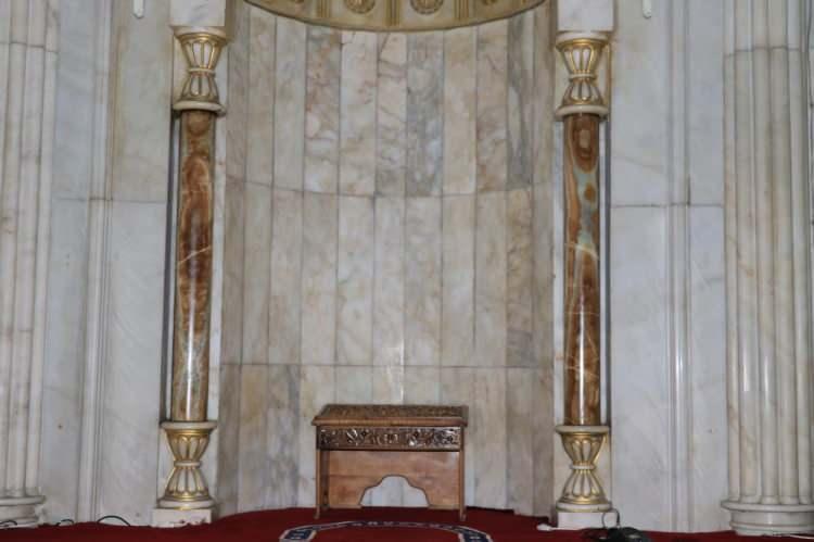 <p>Türkiye'nin önemli eserleri arasında bulunan ve şehir ile özdeşleyen cami, özellikle mihrabında bulunan 2 adet denge sütunları ile büyük ilgi çekiyor. Tarihi cami, 2020 yılında Elazığ merkezli 6.8 olmak üzere son iki büyük depremde ayakta kalmayı başardı ve hiçbir hasar almadı.</p>
