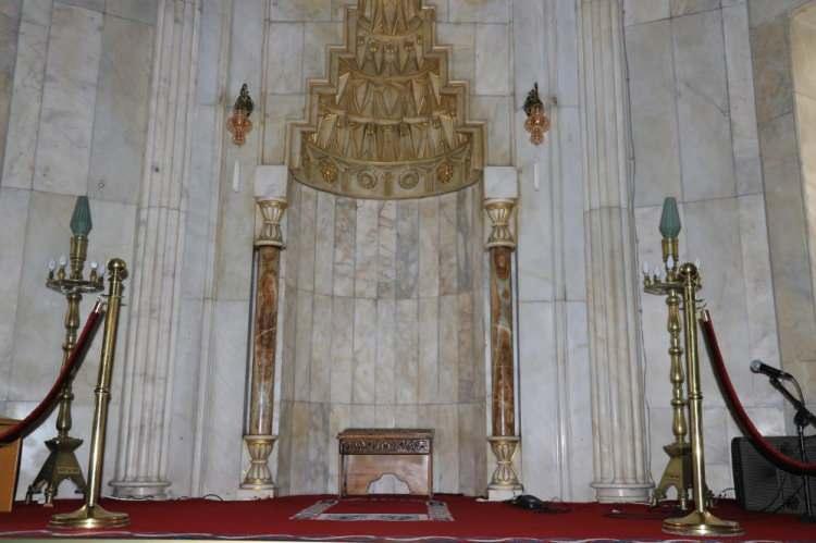 <p>Daha sonra zamanla ihtiyaca cevap veremediğinden dolayı 1966 yılında eski cami yıkılarak bugün ki hali ile İzzet Paşa Cami inşa ediliyor. İbadete açılışı 1970'li yıllardır. Elazığ'ın en büyük, güzel ve önemli yapılarındandır. Halkımızın ilgi gösterdiği, ibadetinden lezzet aldığı, buluşma noktası olarak gördüğü Türkiye'deki simge camilerden birisidir” dedi.</p>
