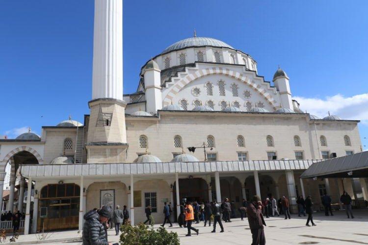 <p>Mihrabın sağında ve solunda iki tane sütun olduğunu aktaran Coşkun, “Biz bunlara denge sütunları diyoruz. Bunlar rahatlıkla dönüyor. Döndüğü içinde caminin sağlamlığını ve yapısının bozulmadığını işaret ediyor. Onun için bu camiyi yapanlar bunları düşünerek yapmış. En ufak bir kayma ve statiğinde bozulma olsa sütunlar dönmeyecek” diye konuştu.</p>
