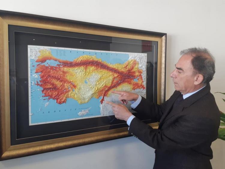 <p>Ankara Üniversitesi Mühendislik Fakültesi Dekanı ve 30 yıllık Jeoloji Mühendisi Prof. Dr. Yusuf Kağan Kadıoğlu çok tartışılan, yapay deprem konusu ile ilgili açıklamalarda bulundu.</p>
