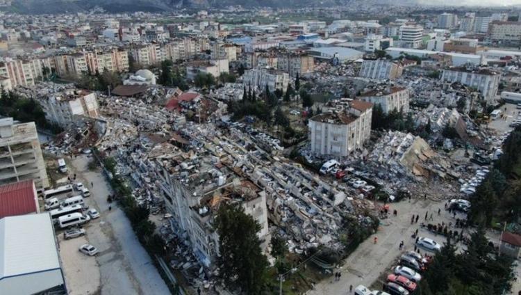 <p>Profesör doktor Kadıoğlu depremlerin meydana geldiği Doğu Anadolu Fay Hattı’nın çok karmaşık bir hat olduğunu ve yüzlerce yıldır böylesine büyük bir depremin meydana gelmediğini bu yüzden bir büyük bir enerjinin birikmiş olduğunu vurgulayarak şu açıklamaları yaptı:</p>
