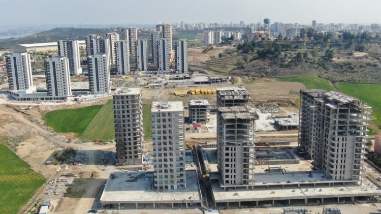 <p>Dolayısıyla bu tür yapıların hem demir röntgeninin çekilmesi hem de karot alınarak hasar boyutunun ölçülmesi gerekiyor. Diyelim ki herhangi bir şey yok, buraya betonu döktüler ve o sırada 6 şiddetinde bir deprem oldu, bunun vebali büyük.</p>

<p> </p>
