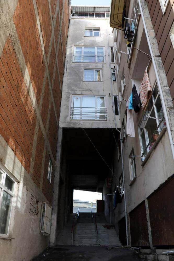 <p>Altından sokak ge&ccedil;en Aydoğan Apartmanı&rsquo;nın tehlikeli olabileceğini belirten &ccedil;evre sakini İbrahim Kaya, &ldquo;G&ouml;rd&uuml;ğ&uuml;m kadarıyla bina tehlikeli. Benzer binalar farklı şehirlerde de var. İyi, sağlam yapıldıysa belki bir şey olmaz ama nasıl yapıldığını bilemiyoruz. Eğer bina zamanında sağlam yapılmadıysa problem &ccedil;ıkartabilir&rdquo; dedi.</p>

<p>&nbsp;</p>
