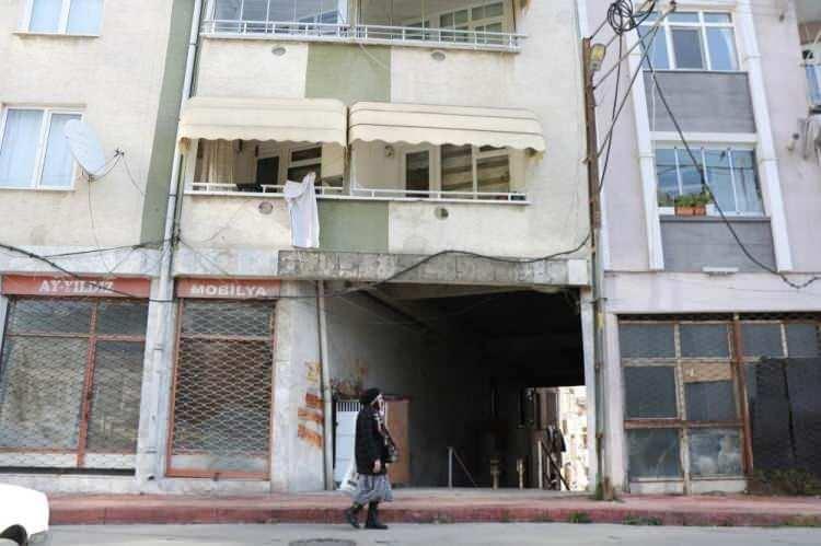 <p>Son depremlerdeki bina yıkılmalardan dolayı bir&ccedil;ok can kaybımız yaşandı. Ben hayatımda ilk defa b&ouml;yle bir bina g&ouml;r&uuml;yorum. Binanın altından ge&ccedil;erken yıkım olsa altında insan da kalabilir. Samsun&rsquo;da da bir deprem meydana gelebilir. Bizler de vatandaş olarak tedbirlerimizi alıp, b&ouml;yle durumları yetkililere bildirmemiz gerekiyor&rdquo; diye konuştu.</p>
