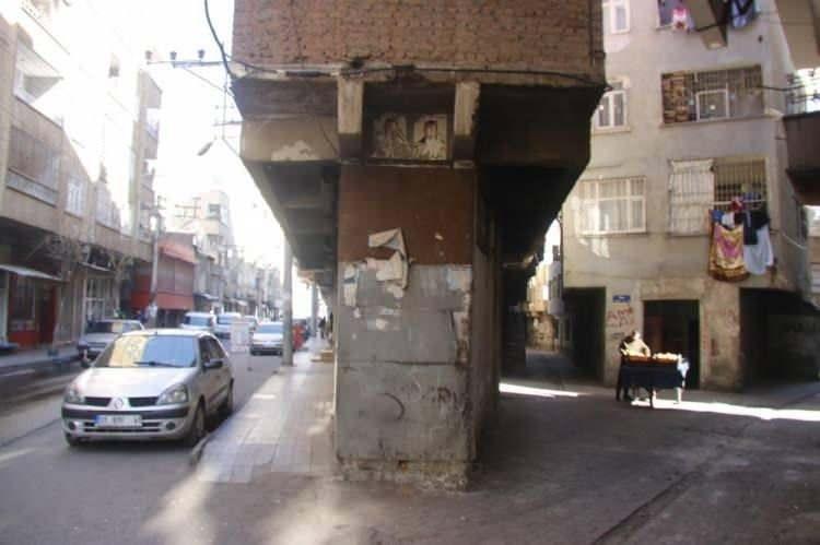 <p>KOLONU OLMAYAN BİNA G&Ouml;RENLERİ HAYRETE D&Uuml;Ş&Uuml;R&Uuml;YOR</p>
