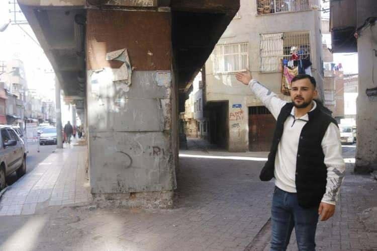 <p>Bina sakinlerinden Mahmut &Ccedil;etin, yakın zamanda b&ouml;lgede meydana gelen 3 b&uuml;y&uuml;k depremde de yapının hasar almadığını belirtti.</p>

<p>&nbsp;</p>
