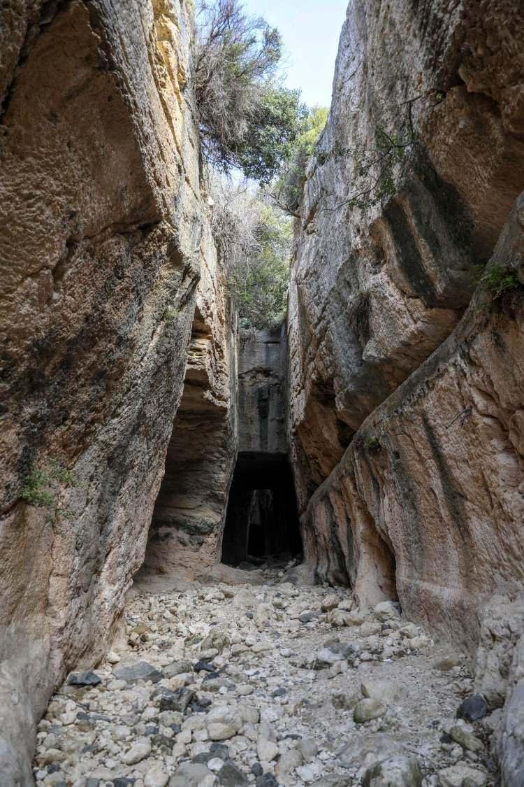 <p>HATAY'DA 2 BİN YILLIK TARİHİ YAPILAR HASAR G&Ouml;RMEDİ</p>
