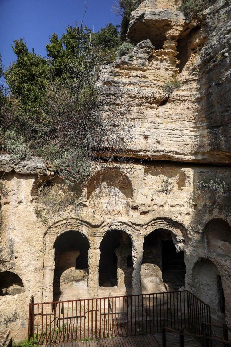 <p>Medeniyetler şehri' olarak bilinen kentte bir&ccedil;ok binanın yanı sıra tarihi inan&ccedil; merkezlerinin bir&ccedil;oğu, depremde yerle bir oldu. Yıkılan cami, sinagog ve kilise gibi binaların aksine bazı tarihi yapılar, b&uuml;y&uuml;k depremde hasar g&ouml;rmedi.</p>

<p>&nbsp;</p>
