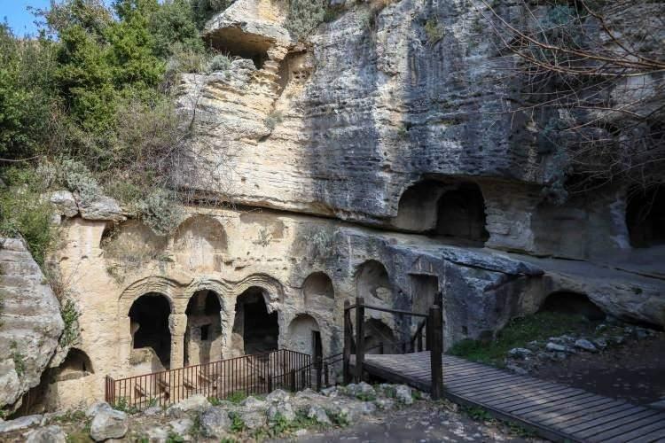 <p>D&ouml;nemin Roma İmparatoru Vespasian'ın dağdan gelen suları engellemek i&ccedil;in inşa ettirdiği t&uuml;nel, 'elle yapılan d&uuml;nyanın en b&uuml;y&uuml;k t&uuml;neli' olarak biliniyor.</p>

<p>&nbsp;</p>
