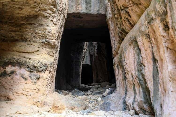 <p>Kaya mezarların bulunduğu mağaranın yer aldığı alan, eski &ccedil;ağlarda '&ouml;l&uuml;ler şehri' olarak adlandırılırken, girişinde de s&uuml;tunlar bulunuyor. Binlerce yıldır ayakta duran s&uuml;tunlar, mağarayı taşıyor.</p>

<p>&nbsp;</p>
