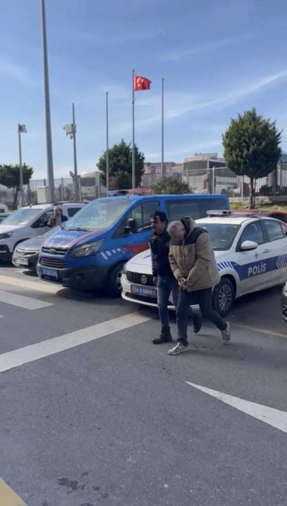 <p>Olayın ardından Kağıthane İl&ccedil;e Emniyet M&uuml;d&uuml;rl&uuml;ğ&uuml; G&uuml;ltepe Polis Merkezi Amirliğine bağlı Su&ccedil; Araştırma B&uuml;ro ekipleri, &ccedil;alışma başlattı. Yapılan incelemeler sonucunda şahsın emniyette &ccedil;eşitli su&ccedil;lardan 24 adet kaydı bulunan Bayram K. (58) olduğu tespit edildi.&nbsp;</p>
