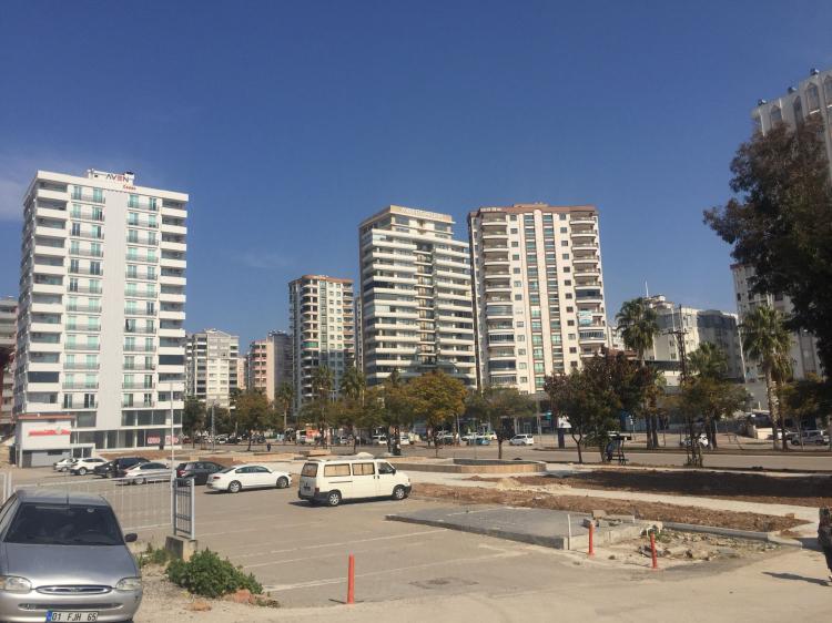 <p>Adana'da depremde hasar görmeyen apartman dairelerinin fiyatının yüzde 50, müstakil evlerin ise yüzde 100 arttığı iddia edildi. Öte yandan yaşanan depremler sonrası kentte devam eden inşaatlar kontrol edilmek amacıyla durduruldu.</p>

<p> </p>
