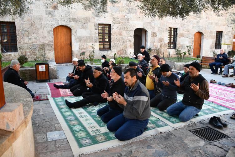 <p>Kale, mescit, cami, menderese, arasta çarşı ve diğer alanları ile birlikte o dönem uğrayanların tüm ihtiyaçlarını karşılamış” ifadelerini kullandı.</p>
