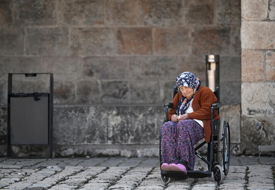 <p>Türkan Dede ise çocuklarıyla külliyenin içindeki kütüphanede barındıklarını anlattı.</p>

<p>Dede, "10 gündür buradayız ve alışmaya çalışıyoruz. Birbirimize destek oluyoruz. Daha önce turlar geliyordu buraya, şu an depremzedeler için açıldı. 24 saat klimalar, ısıtıcılar çalışıyor. Hiçbir sıkıntımız yok." diye konuştu.</p>

<p> </p>
